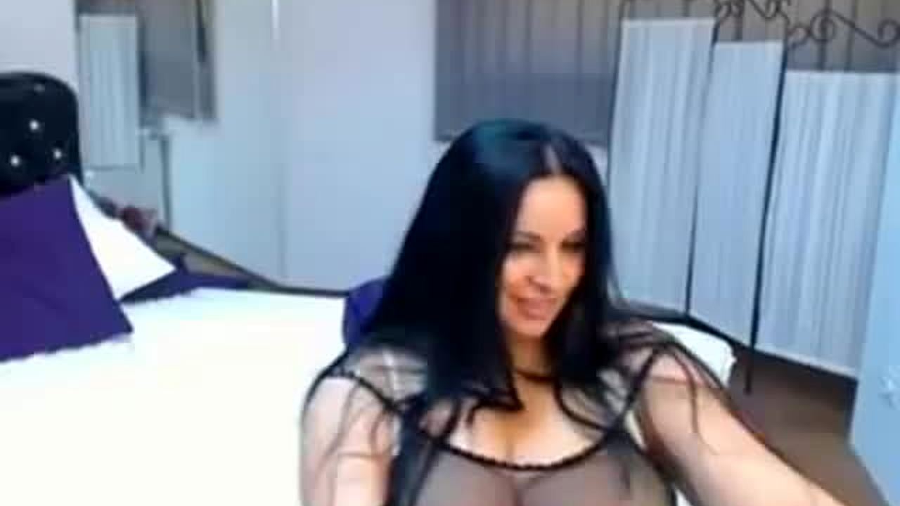 Online cam-jente-klipp viser en vakker, feit arabisk kvinne med massive pupper / TUBEV.SEX nb
