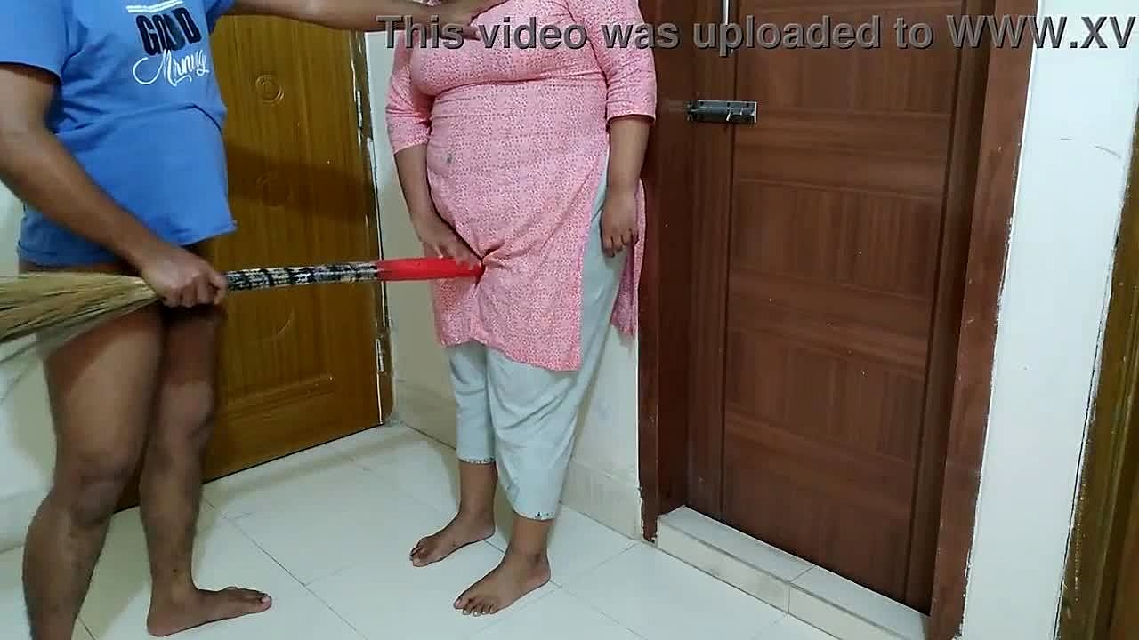 Pakistaanse 55-jarige volborstige ayesha tante wordt geboord door thuishulp terwijl ze de kamer vegt in het Hindi / TUBEV.SEX nl afbeelding